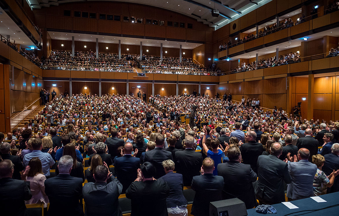 Standing Ovation für die frisch freigesprochenen Junggesellen